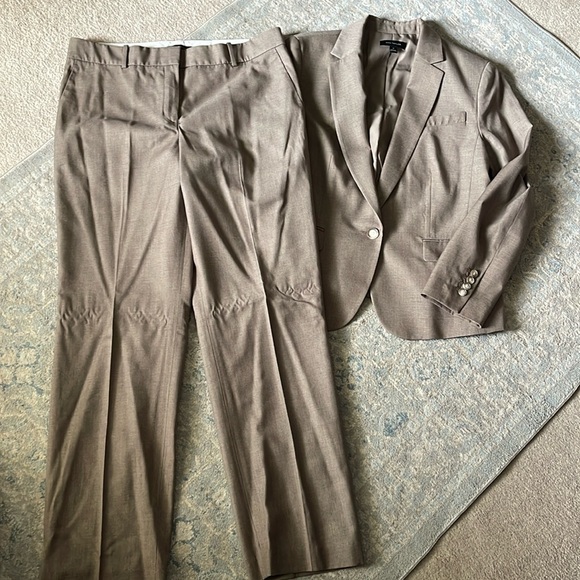 Ann Taylor Pant Suit 2-Piece Light Brown Tan Classic Pants 12 Jacket Size 12 - Picture 1 of 6